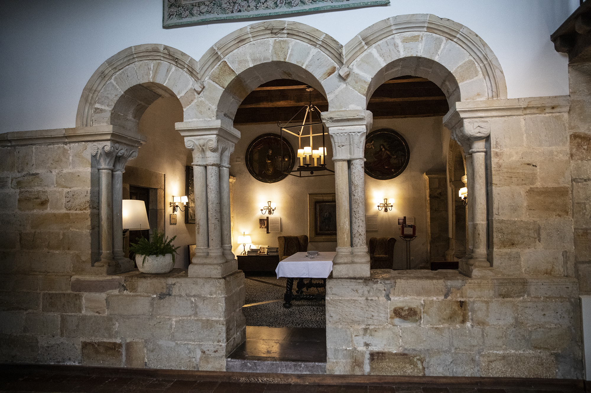 La triple arcada de la capilla románica de San Miguel del Parador